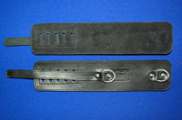 Подшитые чёрные кожаные наручники