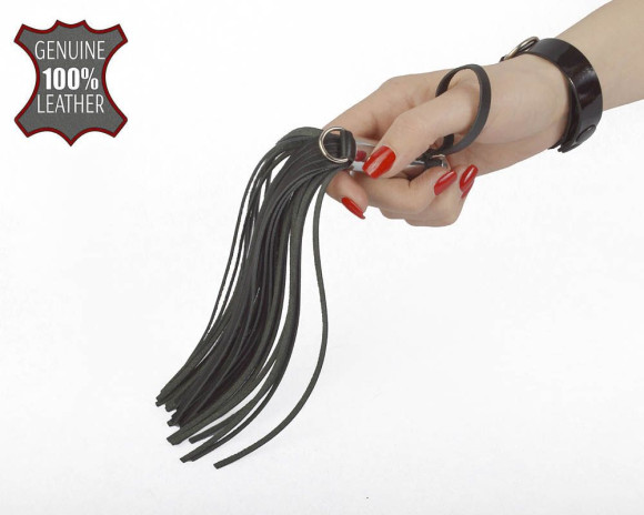 Черный кистевой флогер с серебристой ручкой - 23 см. Черный кистевой флогер с серебристой ручкой - 23 см.