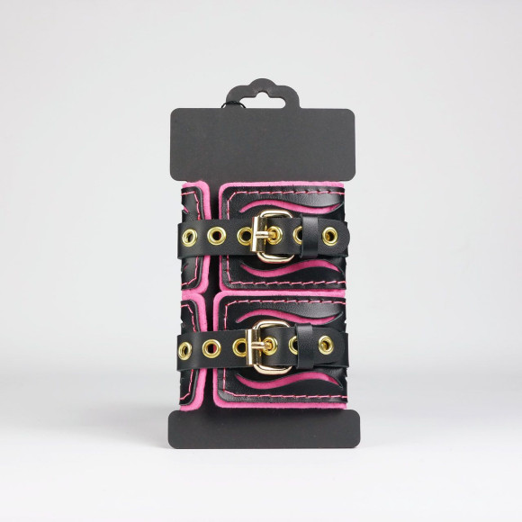 Черные кожаные наручники с розовой строчкой