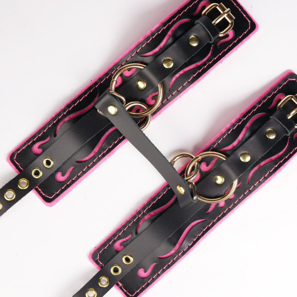 Черные кожаные оковы с розовой строчкой