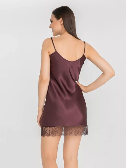 Короткая сорочка на узких бретелях из искусственного шелка Короткая сорочка на узких бретелях из искусственного шелка