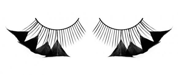 Черные ресницы с перьями у внешнего края Черные ресницы с перьями у внешнего края