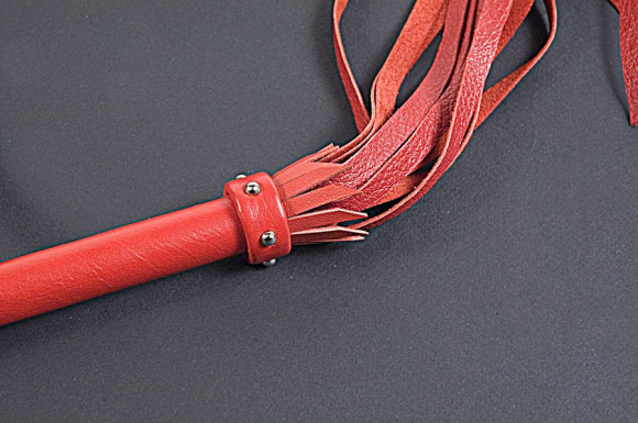 Красная маленькая кожаная плеть - 45 см.