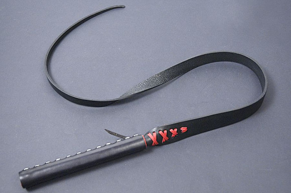 Чёрный кожаный хлыст  Язык страсти  - 120 см.