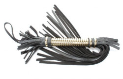 Чёрная кожаная плетка с золотистой рукоятью - 45 см. Чёрная кожаная плетка с золотистой рукоятью - 45 см.