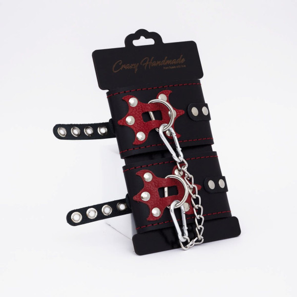 Черные кожаные оковы с красным декором и строчкой Черные кожаные оковы с красным декором и строчкой