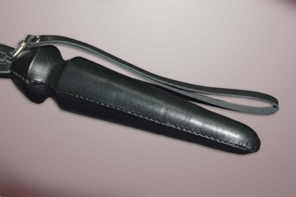 Чёрная плётка  Семихвостка  - 85 см.