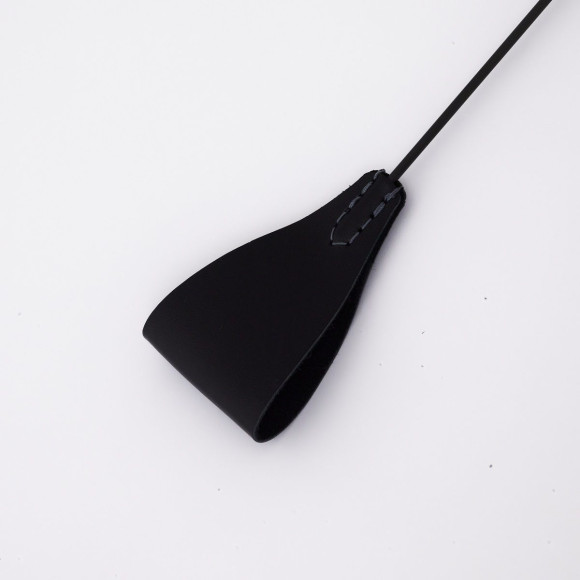 Стек с широким черным кожаным наконечником и металлической ручкой - 67 см.