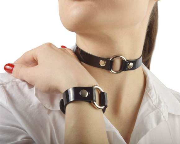 Черный лаковый чокер с металлическим колечком Черный лаковый чокер с металлическим колечком