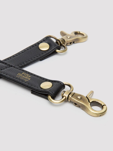 Черный фиксатор для манжет Bound to You Faux Leather Hogtie Черный фиксатор для манжет Bound to You Faux Leather Hogtie