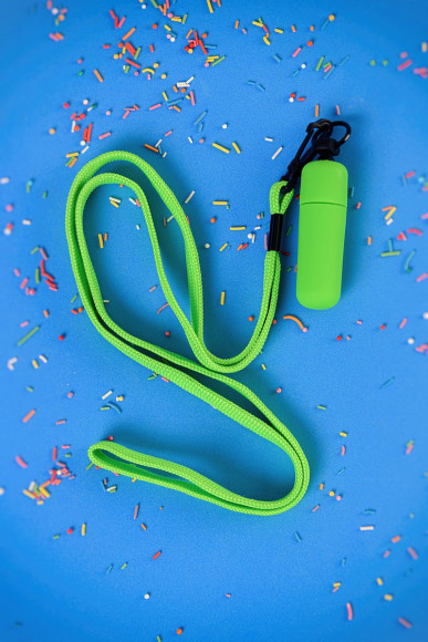 Зеленая вибропуля на ремешке - 5,5 см. Зеленая вибропуля на ремешке - 5,5 см.