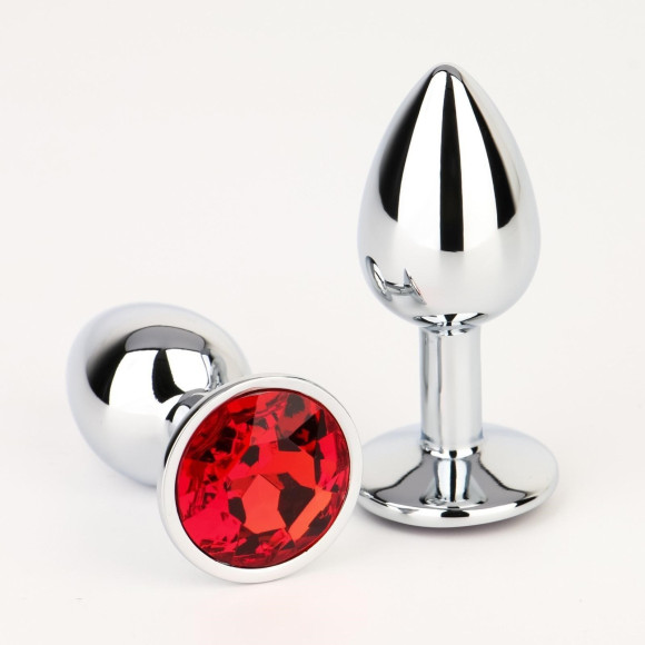 Серебристая анальная втулочка с красным кристаллом - 7 см. Серебристая анальная втулочка с красным кристаллом - 7 см.