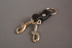 Два карабина на кожаной стяжке Два карабина на кожаной стяжке