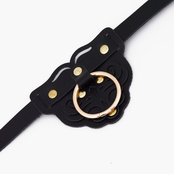 Черный фигурный кожаный ошейник с золотистой фурнитурой Черный фигурный кожаный ошейник с золотистой фурнитурой