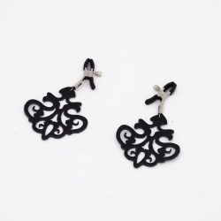 Зажимы на соски с черными кожаными подвесками