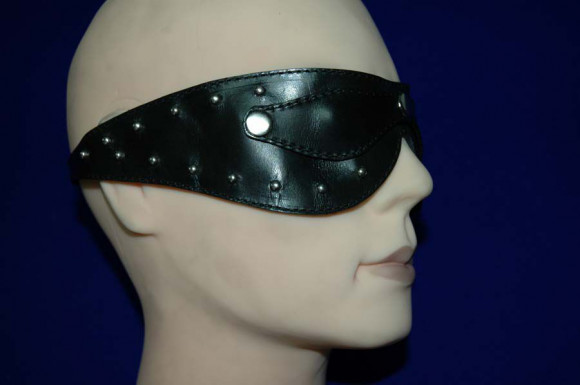 Чёрная маска на глаза Zorro с клёпками и съемными шорами 