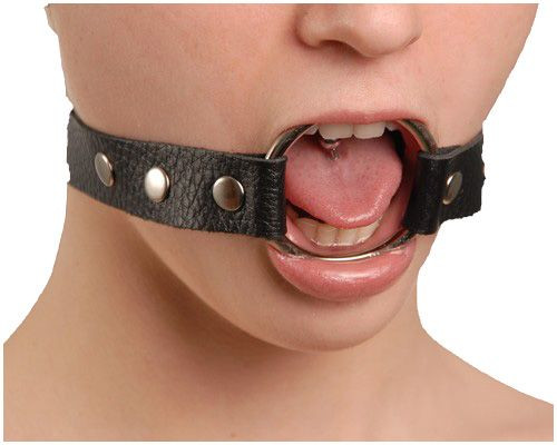 Кляп-кольцо на черных кожаных ремешках Кляп-кольцо на черных кожаных ремешках