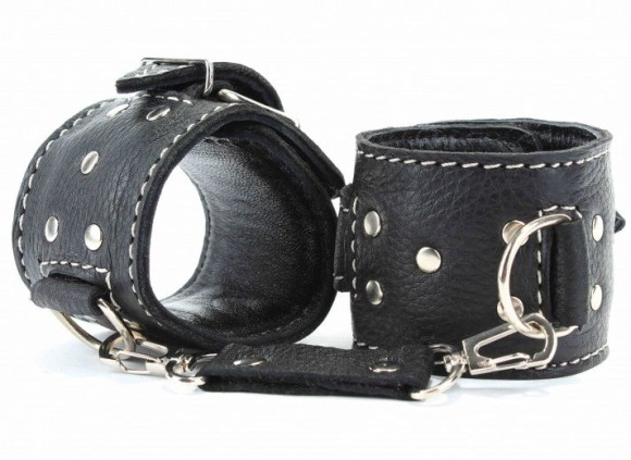Чёрные кожаные оковы с крупной строчкой Чёрные кожаные оковы с крупной строчкой