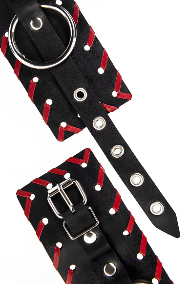 Черно-красные оковы из натуральной кожи Черно-красные оковы из натуральной кожи