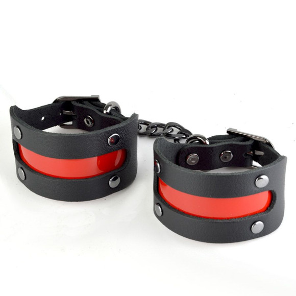 Чёрные наручники с красной вставкой «Пятница» Чёрные наручники с красной вставкой «Пятница»