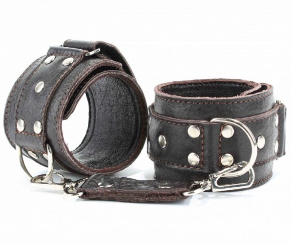 Коричневые кожаные оковы с клепками Коричневые кожаные оковы с клепками