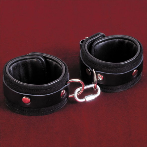 Чёрные кожаные оковы на ноги Чёрные кожаные оковы на ноги