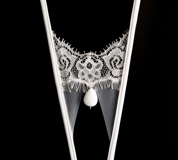 Открытые кружевные трусики Goccia с крупной бусиной 