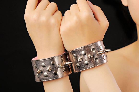 Напульсники цвета бронзы с шипами Напульсники цвета бронзы с шипами