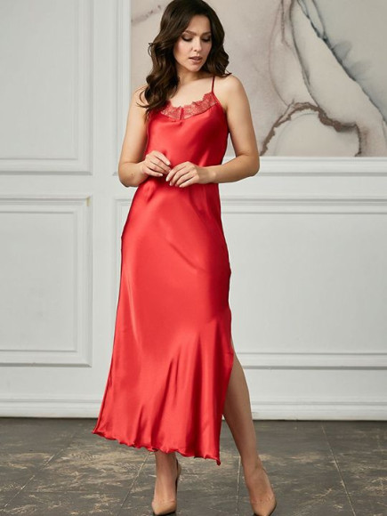 Длинная сорочка на узких бретелях с разрезом по ножке Длинная сорочка на узких бретелях с разрезом по ножке