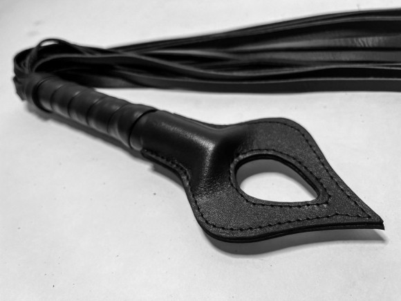 Черная кожаная плеть Пиковая Дама - 60 см. Черная кожаная плеть Пиковая Дама - 60 см.