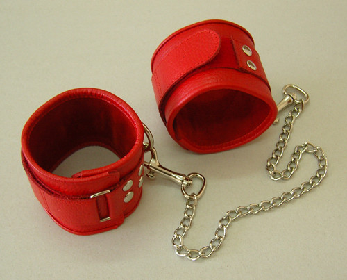 Красные кожаные оковы на липучках Красные кожаные оковы на липучках