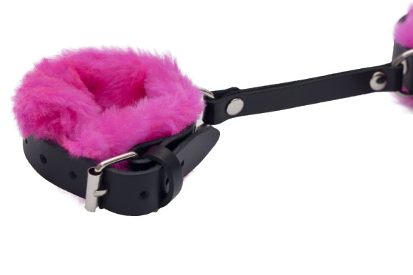 Черные базовые наручники из кожи с розовой опушкой Черные базовые наручники из кожи с розовой опушкой