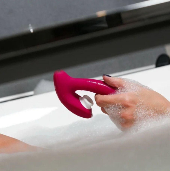 Бордовый вибратор для точки G с вакуум-волновой стимуляцией клитора Venus Бордовый вибратор для точки G с вакуум-волновой стимуляцией клитора Venus