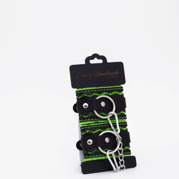 Черно-зеленые кожаные наручники с зеленой строчкой Черно-зеленые кожаные наручники с зеленой строчкой