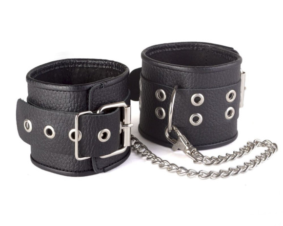 Кожаные черные оковы с широким ремешком, соединенные цепочкой Кожаные черные оковы с широким ремешком, соединенные цепочкой