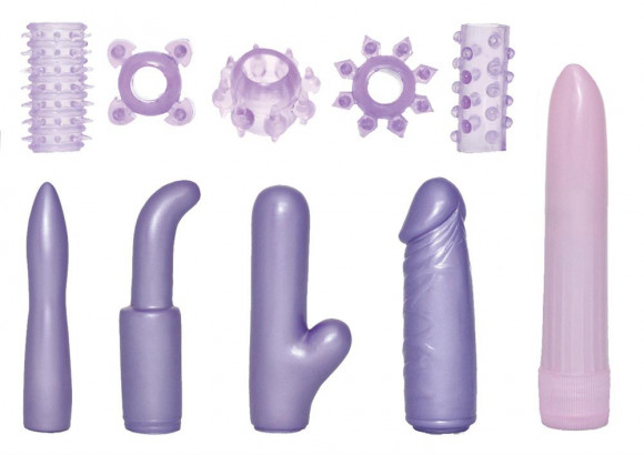 Сиреневый вибратор с насадками и интимными аксессуарами - 13,5 см.