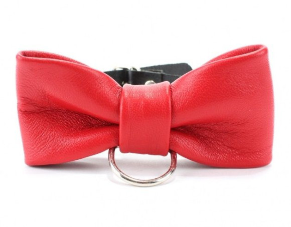 Эффектный красный ошейник-бабочка на черных ремнях Эффектный красный ошейник-бабочка на черных ремнях