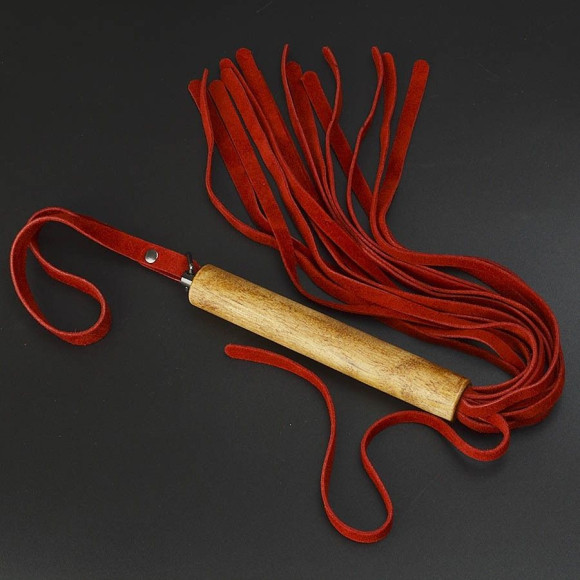 Красная велюровая плеть с деревянной рукоятью - 44 см. Красная велюровая плеть с деревянной рукоятью - 44 см.