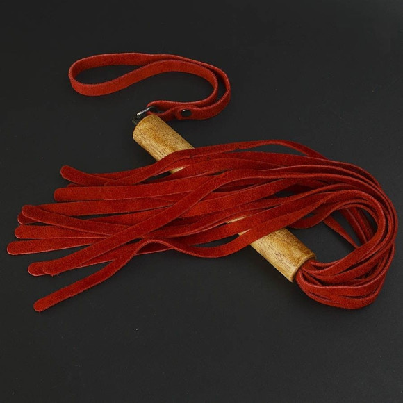 Красная велюровая плеть с деревянной рукоятью - 44 см. Красная велюровая плеть с деревянной рукоятью - 44 см.