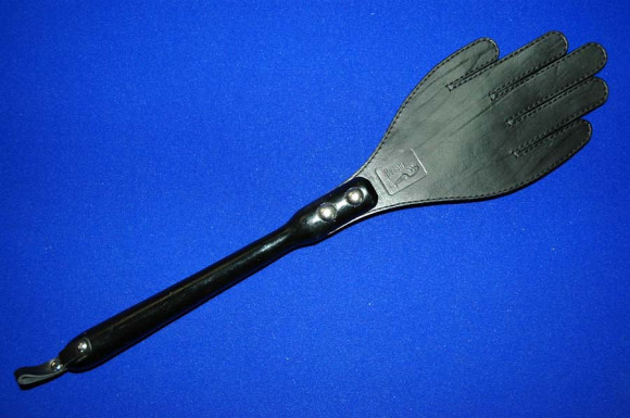 Чёрная кожаная шлёпалка  Горячая ладонь  - 45 см.