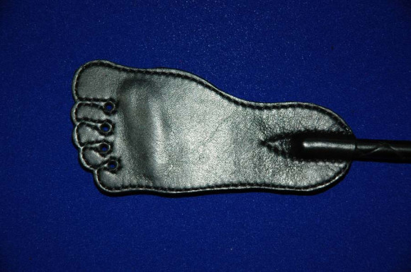 Чёрный стек с наконечником-ступней - 55 см.