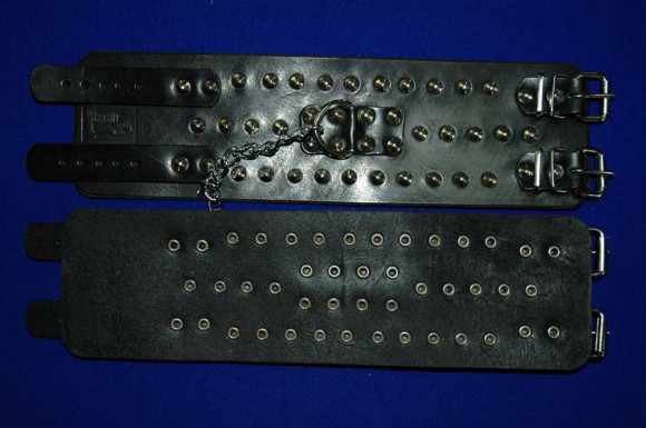 Не подшитые чёрные наножники с клепками Не подшитые чёрные наножники с клепками